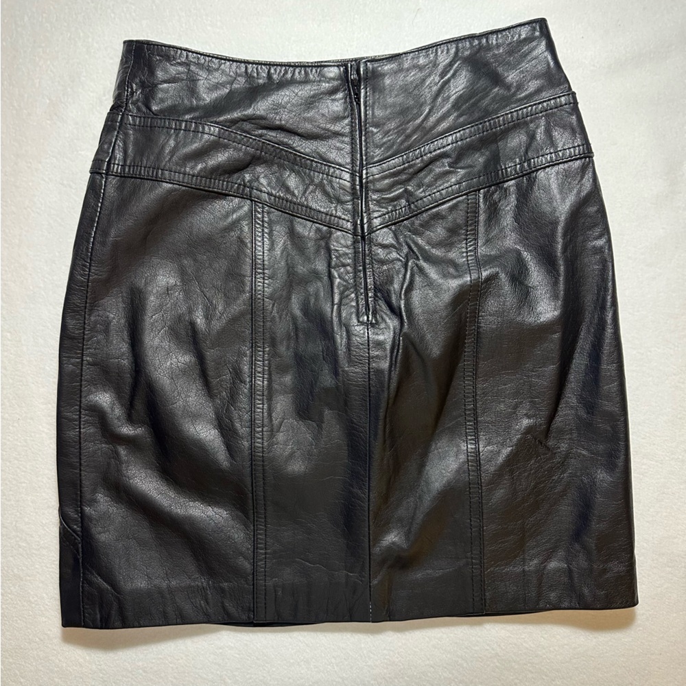 Elegant Black Leather Mini Skirt - Picture 3 of 8